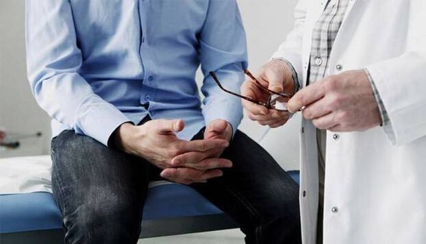 zdravnik daje priporočila bolniku s prostatitisom